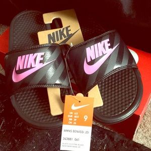 NWT NEVER WORN NIKE BENASSI SLIDE WMNS SZ 9